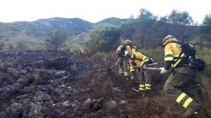 Más de 10 dotaciones de bomberos tratan de extinguir el incendio forestal de la Safor y la Vall de Gallinera