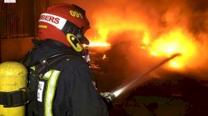 Trabajos de los bomberos durante la extinción del gran incendio industrial en Burriana
