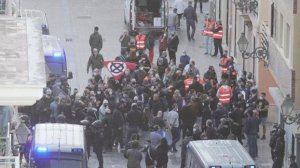 Tensión en Benimaclet: una manifestación ultra y otra antifascista obliga a la policía a blindar el barrio