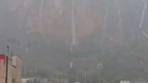 Les fortes pluges provoquen cascades d'aigua en la Serra de Callosa a Alacant