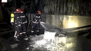 Un importante incendio en una azulejera de Onda obliga a evacuar a todos sus trabajadores