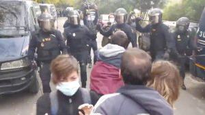 Duros enfrentamiento entre Policía y manifestantes en Benimaclet por el desalojo de una alquería