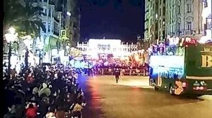 Les indignants imatges de la Cavalcada de València amb aglomeracions el dia amb més morts per covid a la Comunitat