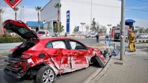 Un cotxe xoca brutalment contra el Tram davant d'un centre comercial a Sant Vicent