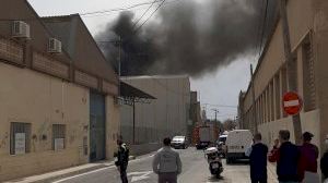 Arde una empresa de madera y cartones en Alicante y deja dos personas heridas