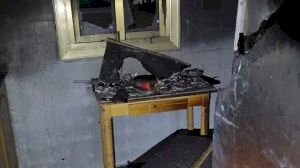 Desalojado un edificio en Petrer por un virulento incendio que ha calcinado una vivienda