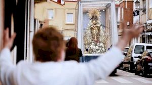Aplausos y emoción con el recorrido sorpresa de la Mare de Déu por los pueblos de Valencia