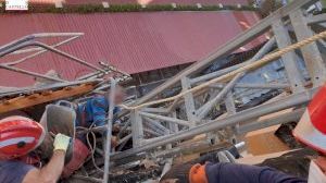 Cuatro trabajadores heridos tras desplomarse un andamio desde el piso 11 en Oropesa