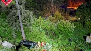 Un coche cae por un barranco de diez metros en Alcoi