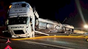 El vuelco de un camión de grandes dimensiones provoca varios choques en la A-7 en Crevillent