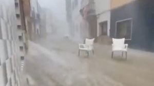 La tormenta arrastra sillas y mesas en un pueblo de Castellón