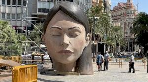 'La Meditadora' torna a la plaça de l'Ajuntament de València dèsset mesos després