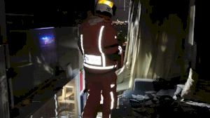 Les flames devoren un habitatge a Mislata