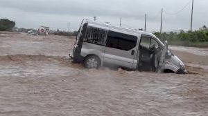 Espectacular tromba d'aigua inunda carrers i arrastra cotxes a Vinaròs