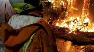 Tarde-noche intensa para los bomberos en la Cremà de la pandemia