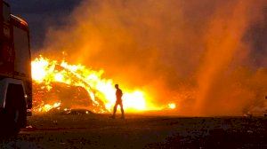 Les restes de fusta i productes inflamables van complicar un incendi en una empresa d'Alacant