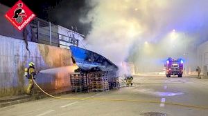 Incendio de un barco en un polígono industrial de Benissa