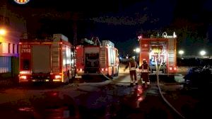 Grave incendio en una empresa abandonada de palets en Aldaia