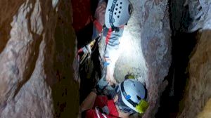 Minucioso rescate de un espeleólogo herido en el interior de una estrecha cueva en Monóvar