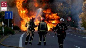 Un camión de gasoil sufre un accidente y se incendia en Sot de Ferrer