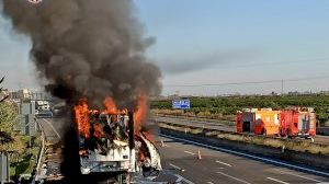 Impresionante incendio de un camión con material peligroso en Alberic