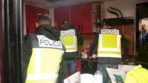La Policía Nacional ha detenido a tres personas y ha desarticulado dos puntos negros de venta de droga en Orihuela