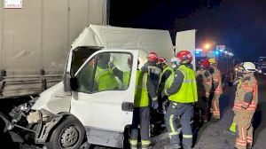 Complicats treballs de rescat a l'accident mortal entre un camió i una furgoneta a Almassora
