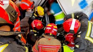Complicacions per a excarcerar al camioner atrapat en un accident a Sant Joan de Moró