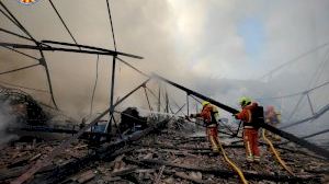 El incendio en un desguace de Aldaia colapsa la estructura de toda una nave