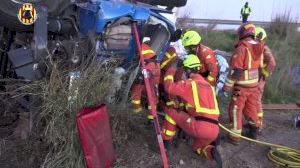 Un camión embiste a los vehículos detenidos en la AP-7 y cae por un terraplén en Almussafes