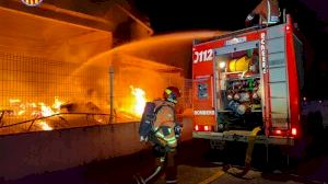 Un devastador incendi devora un magatzem de làmines de fusta a Massalavés