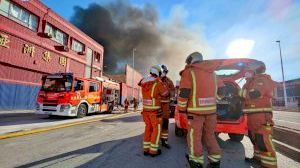 Un greu incendi destrossa un basar xinès a Manises