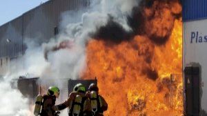 Un incendio arrasa una planta de reciclaje de plástico en Alcàsser