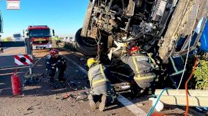 Fallece el conductor de un camión tras volcar en Nules