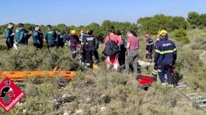 Rescatan a un hombre y a un perro que habían caído en un pozo de seis metros en Torrevieja
