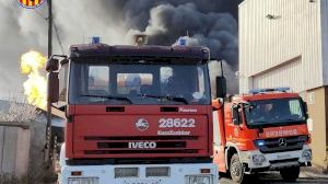 Varias explosiones en el grave incendio de una empresa química en Nàquera