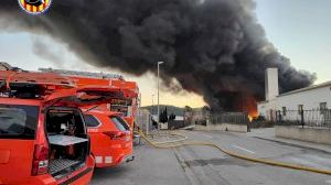 Dos naves industriales de Vilamarxant afectadas por un espectacular incendio