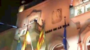 Crida accidentada en la Vall: un cuadro cae desde el Ayuntamiento sobre una concejal