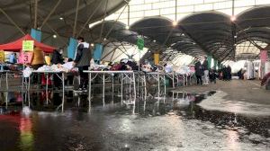 Indignación en el Mercado del Lunes de Castelló: Las goteras inundan el recinto