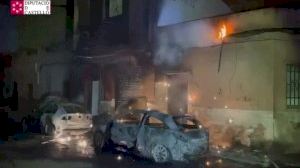 Un espectacular incendi a Burriana obliga a desallotjar dos cases i crema dos vehicles