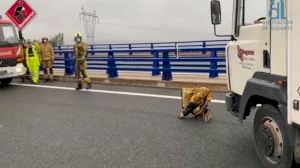 Un camión de mercancías peligrosas averiado tapona totalmente la A-7 en Alicante