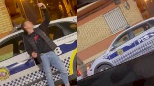 VIDEO | Un jove de festa estampa un cotxee de la Policía Local de Burjassot