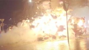 VÍDEO | Brutal explosió d'una falla durant la cremà a Xàtiva