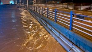 Calles anegadas y el río Anna al límite en Burriana