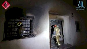 Un incendio en un bloque de viviendas de Alicante deja 5 heridos esta madrugada