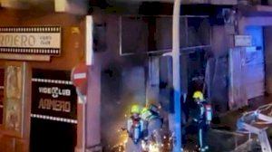Incendi enfront d'un videoclub d'Alacant
