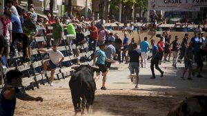 La manada se parte en un encierro largo que se salda con un corneado en Vila-real