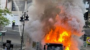 S'incendia un camió del fem en ple centre de València
