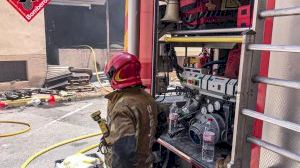 Un gran incendi crema una fàbrica de calçat a Monòver