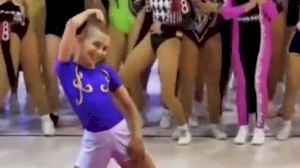 Un niño valenciano triunfa en las redes con el baile de 'SloMo' de Chanel